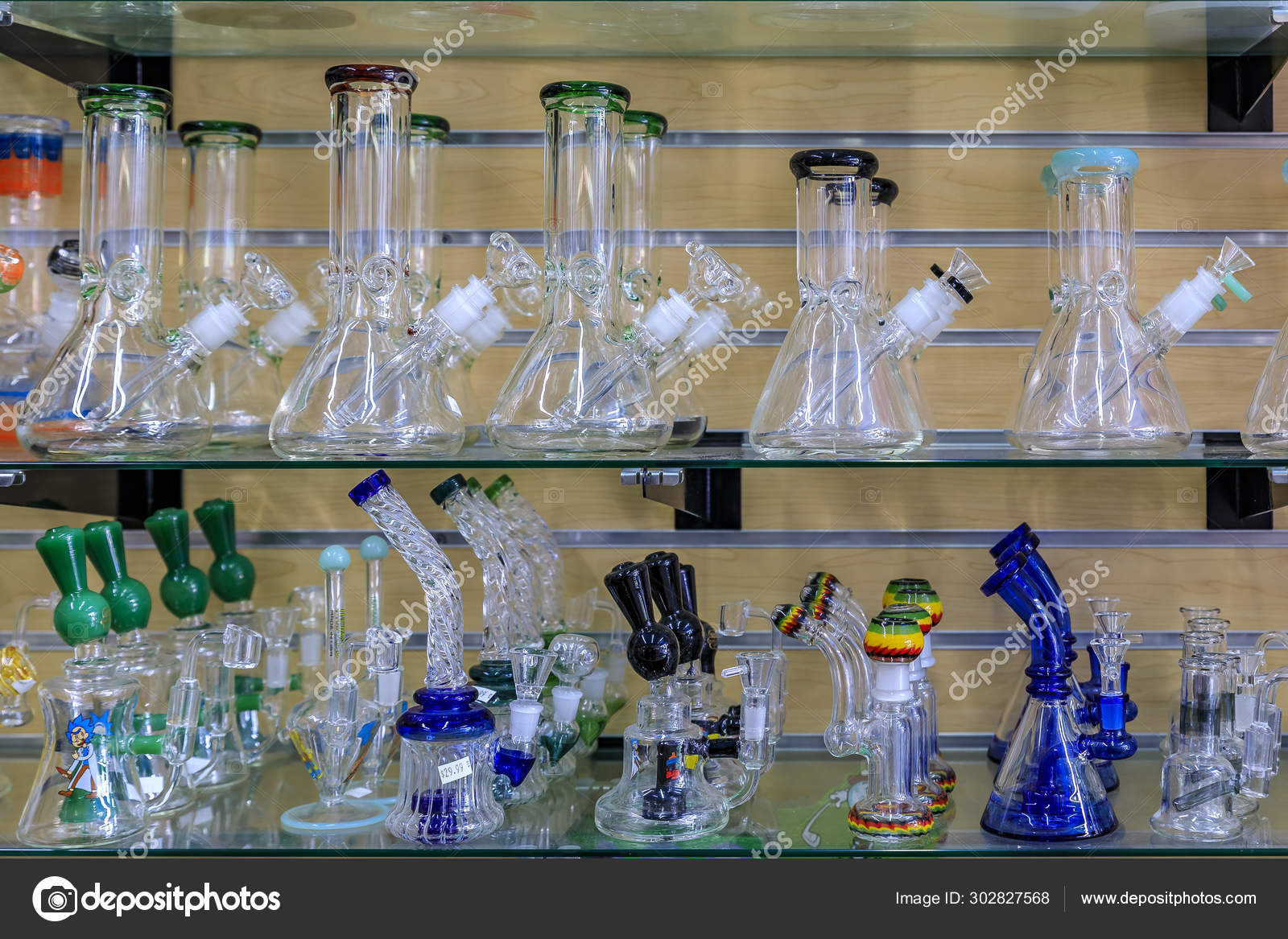 Glass bongs on display for smoking marijuana known as weed or pot in a  store in San Francisco famous Haight Ashbury – Stock Editorial Photo ©  SvetlanaSF #302827568